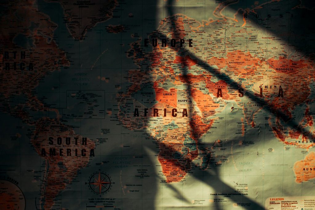 Carte du monde en clair-obscur