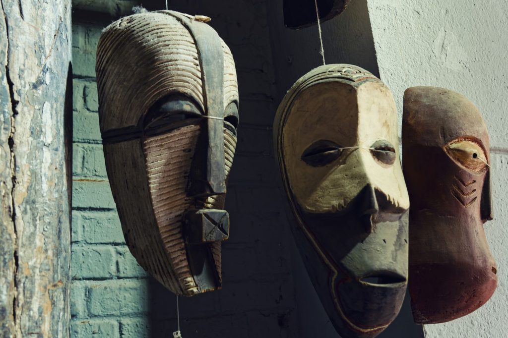 Masques traditionnels africains sculptés