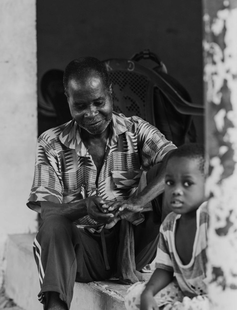 Un aîné tenant la main d'un enfant
